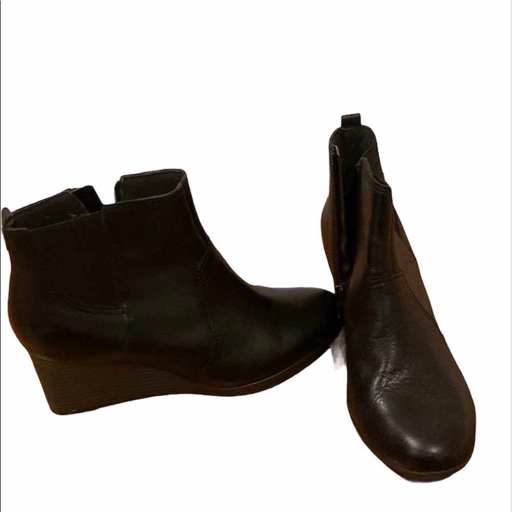 Clarks size 8M black ankle wedge boots